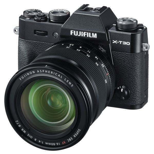 Fujifilm X-T30 mit FUJINON XF16-80mm F4 R OIS WR – Bild: Fujifilm Deutschland Fujifilm X-T30 mit FUJINON XF16-80mm F4 R OIS WR – Bild: Fujifilm Deutschland