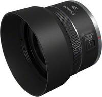 Canon RF 50 mm f/1.8 STM in schwarz mit Gegenlichtblende von schräg vorne links
