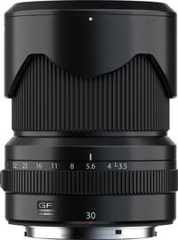 Fujifilm FUJINON GF 30mm F3.5 R WR in schwarz mit umgekehrter Gegenlichtblende von oben Fujifilm FUJINON GF 30mm F3.5 R WR in schwarz mit umgekehrter Gegenlichtblende von oben