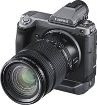 Fujifilm FUJINON GF 45-100 mm F4 R LM OIS WR in schwarz an GFX100 von vorne links