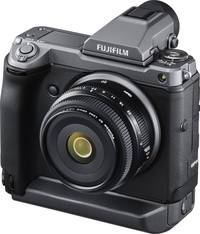 Fujifilm FUJINON GF 50 mm F3.5 R LM WR in schwarz an GFX 100 von schräg vorne links