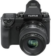 Fujifilm FUJINON GF 63 mm F2.8 R WR in schwarz an GFX 50S von vorne oben Fujifilm FUJINON GF 63 mm F2.8 R WR in schwarz an GFX 50S von vorne oben