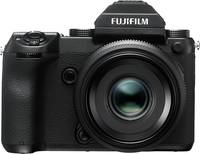 Fujifilm FUJINON GF 63 mm F2.8 R WR in schwarz an GFX 50S von vorne Fujifilm FUJINON GF 63 mm F2.8 R WR in schwarz an GFX 50S von vorne
