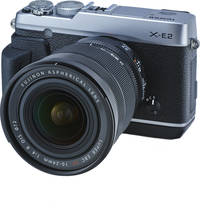 Fujifilm FUJINON XF 10-24 mm F4 R OIS in schwarz an X E2 von vorne links