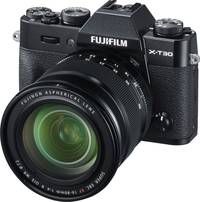 Fujifilm FUJINON XF 16-80 mm F4 R OIS WR in schwarz an X T30 von schräg vorne links