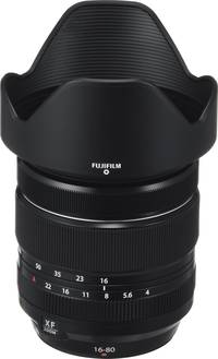 Fujifilm FUJINON XF 16-80 mm F4 R OIS WR in schwarz mit Gegenlichtblende von schräg oben