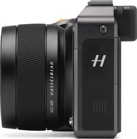 Hasselblad XCD 4/45P in schwarz an X1DII von links