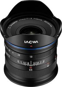 Laowa C-Dreamer 17 mm F1.8 mit Gegenlichtblende von schräg oben Laowa C-Dreamer 17 mm F1.8 mit Gegenlichtblende von schräg oben