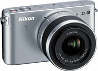 Nikon 1 NIKKOR VR 10-30 mm 1:3.5-5.6 in silber an 1 J2 von vorne rechts