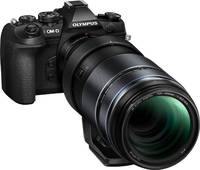 OM System M.Zuiko digital ED 100-400 mm 1:4.0-6.3 IS in schwarz an OM D E M1 Mark III von schräg vorne rechts