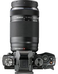OM System M.Zuiko digital ED 75-300 mm 1:4.8-6.7 II (EZ-M7530-II) in schwarz an OM D E M5 von oben
