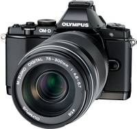 OM System M.Zuiko digital ED 75-300 mm 1:4.8-6.7 II (EZ-M7530-II) in schwarz an OM D E M5 von vorne links