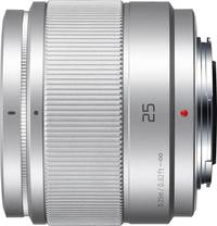 Panasonic Lumix G 25 mm F1.7 (H-H025E) in silber von links Panasonic Lumix G 25 mm F1.7 (H-H025E) in silber von links