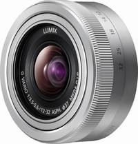 Panasonic Lumix G Vario 12-32 mm F3.5-5.6 Asph. OIS (H-FS12032E) in silber von vorne links