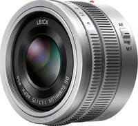 Panasonic Leica DG Summilux 15 mm F1.7 Asph. (H-X015E) in silber von vorne links Panasonic Leica DG Summilux 15 mm F1.7 Asph. (H-X015E) in silber von vorne links