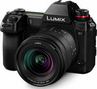 Panasonic Lumix S 20-60 mm F3.5-5.6 (S-R2060E) in schwarz an Lumix DC S1 von schräg vorne links Panasonic Lumix S 20-60 mm F3.5-5.6 (S-R2060E) in schwarz an Lumix DC S1 von schräg vorne links