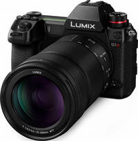 Panasonic Lumix S 70-300 mm F4.5-5.6 Makro OIS (S-R70300E) in schwarz an DC S1R von vorne links