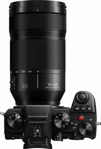Panasonic Lumix S 70-300 mm F4.5-5.6 Makro OIS (S-R70300E) in schwarz an DC S5 von oben