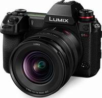 Panasonic Lumix S Pro 16-35 mm F4.0 (S-R1635E) in schwarz an Lumix S1R von schräg vorne links Panasonic Lumix S Pro 16-35 mm F4.0 (S-R1635E) in schwarz an Lumix S1R von schräg vorne links