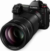 Panasonic Lumix S Pro 70-200 mm F2.8 OIS (S-E70200E) in schwarz an Lumix S1R von schräg vorne links Panasonic Lumix S Pro 70-200 mm F2.8 OIS (S-E70200E) in schwarz an Lumix S1R von schräg vorne links