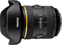 Pentax HD DA 11-18 mm 1:2.8 ED DC AW in schwarz mit Gegenlichtblende von links