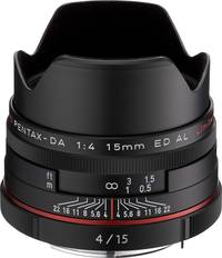 Pentax HD DA 15 mm 1:4 ED AL Limited in schwarz mit Gegenlichtblende von schräg oben Pentax HD DA 15 mm 1:4 ED AL Limited in schwarz mit Gegenlichtblende von schräg oben