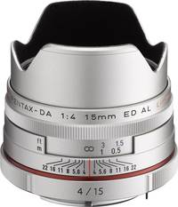 Pentax HD DA 15 mm 1:4 ED AL Limited in silber mit Gegenlichtblende von schräg oben Pentax HD DA 15 mm 1:4 ED AL Limited in silber mit Gegenlichtblende von schräg oben