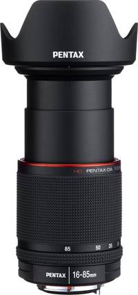 Pentax HD DA 16-85 mm 1:3.5-5.6 ED DC WR in schwarz mit Gegenlichtblende in Zoomstellung von oben