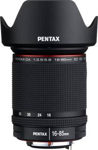 Pentax HD DA 16-85 mm 1:3.5-5.6 ED DC WR in schwarz mit Gegenlichtblende von oben