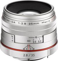 Pentax HD DA 35 mm 1:2.8 Macro Limited in silber von schräg oben