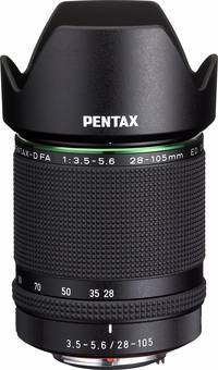 Pentax HD D FA 28-105 mm 1:3.5-5.6 ED DC WR in schwarz mit Gegenlichtblende von schräg oben