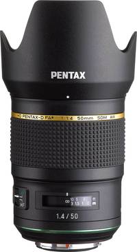 Pentax HD D FA 50 mm 1:1.4 SDM AW in schwarz mit Gegenlichtblende von oben