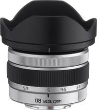 Pentax Q-08 3,8-5,9 mm 1:3.7-4 Wide Zoom in silber mit Gegenlichtblende von schräg oben