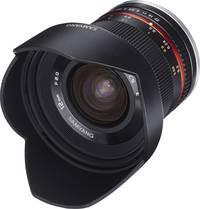 Samyang 12 mm F2.0 NCS CS in schwarz mit Gegenlichtblende von schräg vorne links