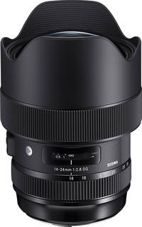 Sigma 14-24 mm F2.8 DG HSM Art in schwarz mit Gegenlichtblende von schräg oben