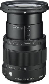 Sigma 17-70 mm F2.8-4 DC Makro OS HSM Contemporary in schwarz ausgefahren von schräg oben Sigma 17-70 mm F2.8-4 DC Makro OS HSM Contemporary in schwarz ausgefahren von schräg oben