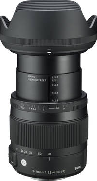 Sigma 17-70 mm F2.8-4 DC Makro OS HSM Contemporary in schwarz mit Gegenlichtblende ausgefahren von schräg oben Sigma 17-70 mm F2.8-4 DC Makro OS HSM Contemporary in schwarz mit Gegenlichtblende ausgefahren von schräg oben