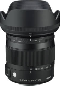 Sigma 17-70 mm F2.8-4 DC Makro OS HSM Contemporary in schwarz mit Gegenlichtblende von schräg oben Sigma 17-70 mm F2.8-4 DC Makro OS HSM Contemporary in schwarz mit Gegenlichtblende von schräg oben