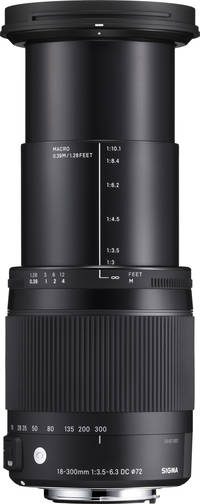 Sigma 18-300 mm F3.5-6.3 DC Makro OS HSM Contemporary in schwarz ausgefahren von schräg oben Sigma 18-300 mm F3.5-6.3 DC Makro OS HSM Contemporary in schwarz ausgefahren von schräg oben