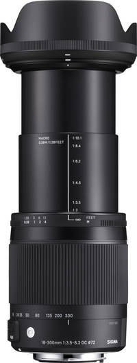 Sigma 18-300 mm F3.5-6.3 DC Makro OS HSM Contemporary in schwarz mit Gegenlichtblende ausgefahren von oben Sigma 18-300 mm F3.5-6.3 DC Makro OS HSM Contemporary in schwarz mit Gegenlichtblende ausgefahren von oben
