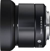 Sigma 19 mm F2.8 DN Art in schwarz mit Gegenlichtblende von links