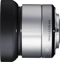 Sigma 19 mm F2.8 DN Art in silber mit Gegenlichtblende von links