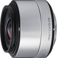 Sigma 19 mm F2.8 DN Art in silber von vorne links