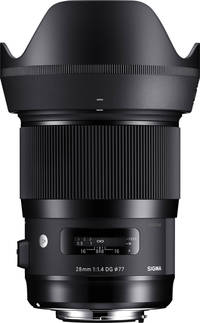 Sigma 28 mm F1.4 DG HSM Art in schwarz mit Gegenlichtblende von oben