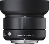 Sigma 30 mm F2.8 DN Art in schwarz mit Gegenlichtblende von oben
