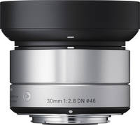 Sigma 30 mm F2.8 DN Art in silber mit Gegenlichtblende von oben