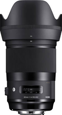 Sigma 40 mm F1.4 DG HSM Art in schwarz mit Gegenlichtblende von oben