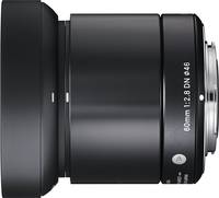 Sigma 60 mm F2.8 DN Art in schwarz mit Gegenlichtblende von links Sigma 60 mm F2.8 DN Art in schwarz mit Gegenlichtblende von links