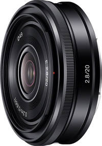 Sony E 20 mm F2.8 (SEL20F28) in schwarz von vorne links