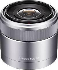Sony E 30 mm F3.5 Macro (SEL30M35) in silber von schräg oben Sony E 30 mm F3.5 Macro (SEL30M35) in silber von schräg oben